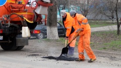 В Брюховецкой активно ведётся ямочный ремонт дорог с асфальтным покрытием